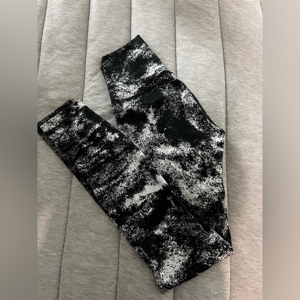 lululemon black and white print leggings, never worn, really soft and stretchy